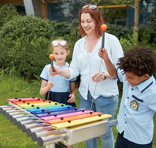 สนามเด็กเล่นในร่มสำหรับเด็ก