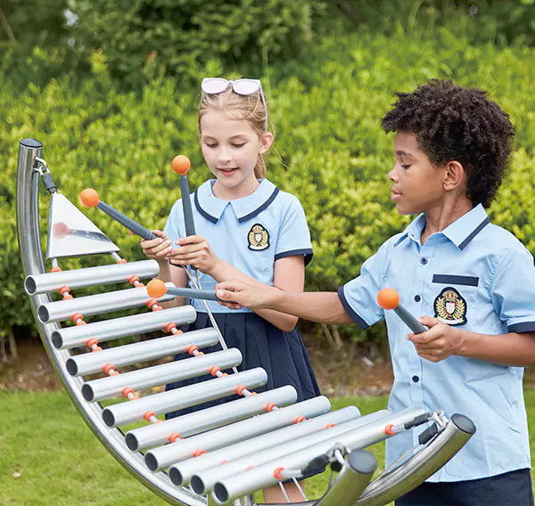 สนามเด็กเล่นกลางแจ้ง